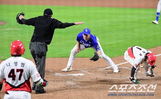 28일 광주 기아챔피언스필드에서 열린 KIA와 삼성의 한국시리즈 5차전. 5회말 2사 만루. 김윤수 폭투 때 2명의 주자가 득점에 성공했다. 2루주자 박찬호가 득점하고 있다. 광주=송정헌 기자songs@sportschosun.com/2024.10.28/