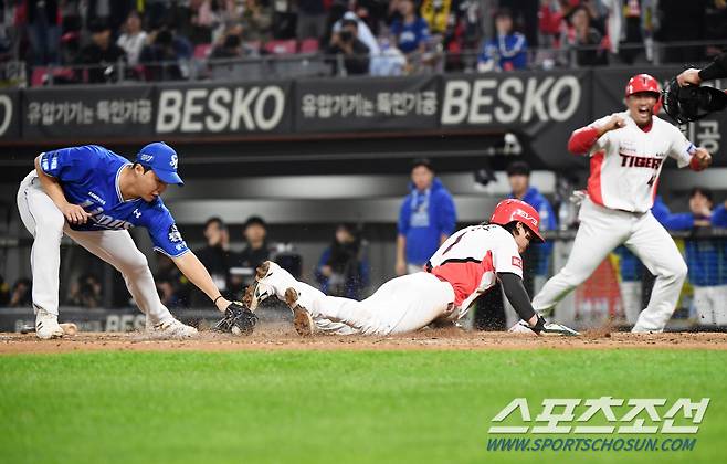 28일 광주 기아 챔피언스필드에서 열린 삼성과 KIA의 한국시리즈 5차전. 5회말 2사 만루 김도영 타석. 삼성 김윤수의 폭투 때 김태군에 이어 박찬호가 득점하고 있다. 광주=정재근 기자 cjg@sportschosun.com/2024.10.28/