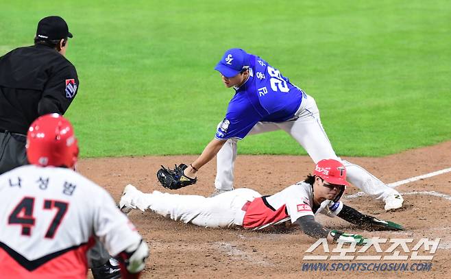 28일 광주 기아챔피언스필드에서 열린 KIA와 삼성의 한국시리즈 5차전. 5회말 2사 만루. 김윤수 폭투 때 2명의 주자가 득점에 성공했다. 2루주자 박찬호가 득점하고 있다. 광주=송정헌 기자songs@sportschosun.com/2024.10.28/