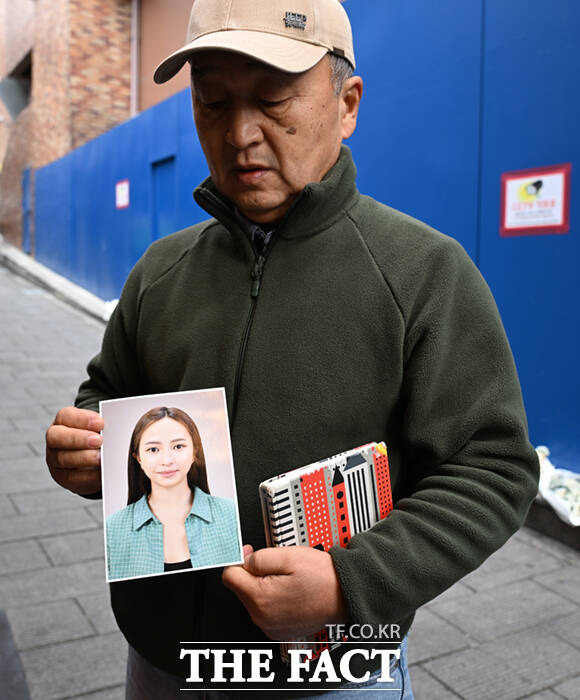 박 아르투르 씨가 서울 용산구 이태원 해밀턴 호텔 옆 골목 '10.29 기억과 안전의 길'을 찾아 딸 율리아나의 사진을 공개하고 있다. .