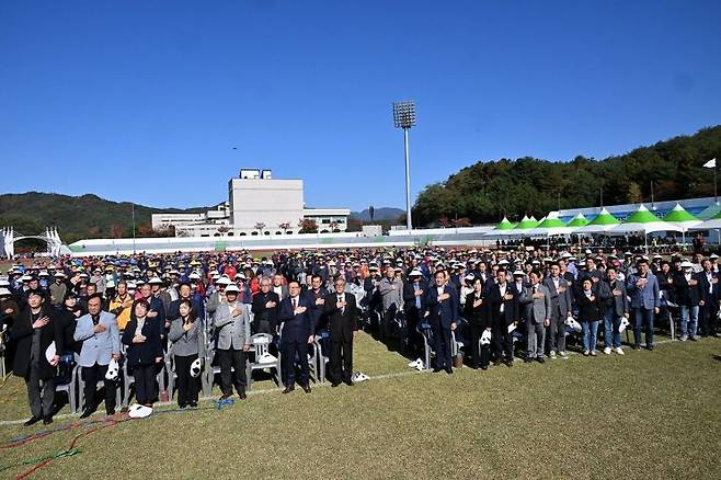 강원특별차지도 평창군은 29일, 평창읍 평창종합운동장에서 제29회 농업인의 날(11월 11일)을 맞이해 평창군 농업인, 농업인 단체, 농?축협, 관련기관이 모여 '2024년 평창군 농업인의 날' 행사를 개최했다. ＜사진 제공=평창군청＞