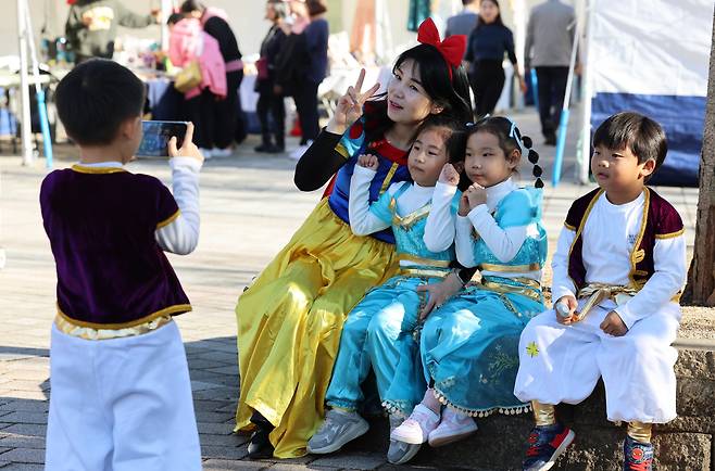 지난 24일 전남 곡성 섬진강기차마을에서 열린 심청어린이대축제에서 한 어린이집 아이가 선생님과 친구들의 기념사진을 찍고 있다. /연합뉴스