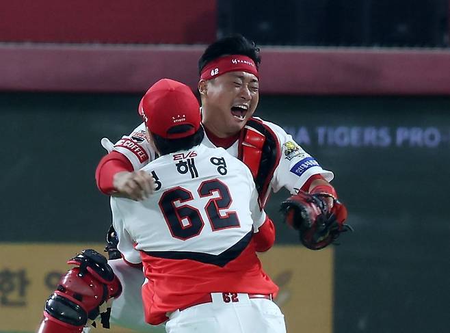 2024 KBO 포스트시즌 한국시리즈 5차전 삼성 라이온즈와 KIA 타이거즈의 경기에서 7-5로 승리하며 우승을 확정 지은 KIA 투수 정해영와 포수 김태군이 기뻐하고 있다. 뉴시스