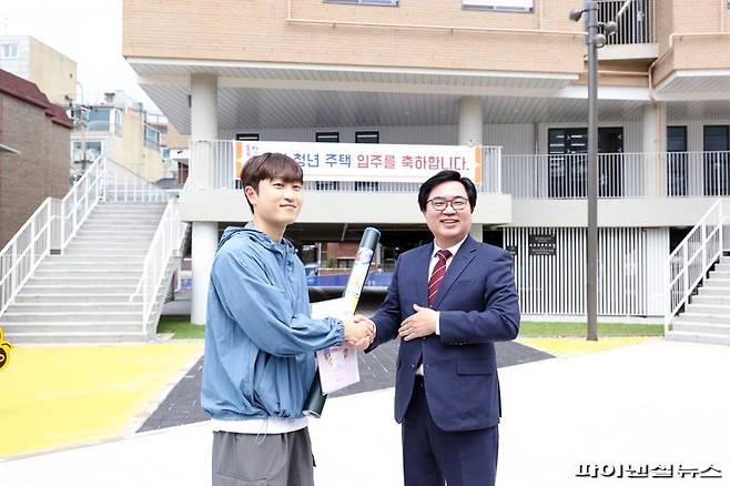 박일하 서울시 동작구청장(오른쪽)이 지난 4월 ‘만원주택’ 입주식에서 첫 입주자와 기념사진을 촬영하고 있다. 동작구 제공