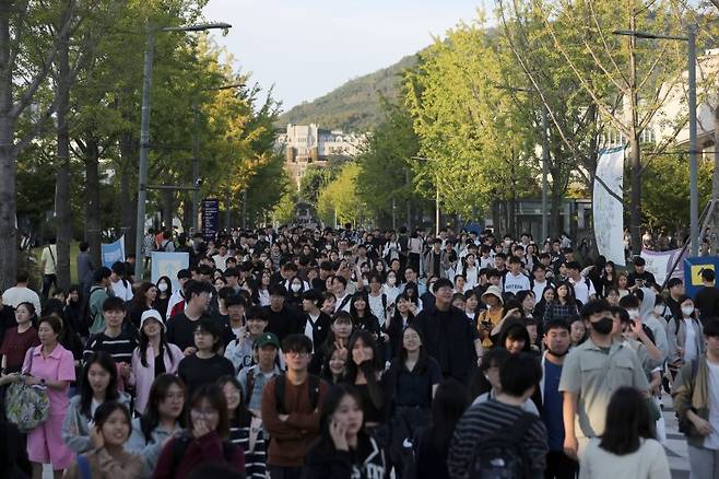 23일 서울 서대문구 연세대학교에서 수험생들이 2024학년도 수시모집 논술시험을 마친 후 시험장을 나서고 있다. 사진=뉴시스