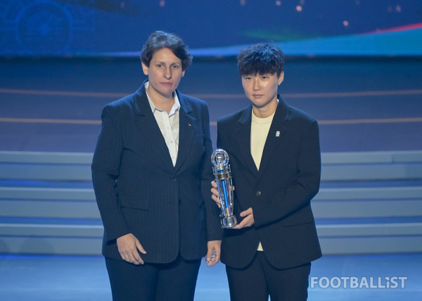 박윤정 여자 U20축구대표팀 감독(오른쪽). 서형권 기자