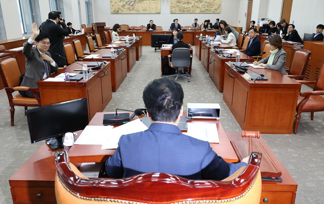 29일 오전 열린 국회 교육위원회의 법안심사소위원회에서 더불어민주당 소속 문정복 소위원장이 의사봉을 두드리고 있다. 연합뉴스