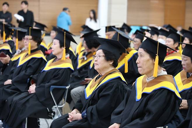 제12기 일소일소 어르신 문화대학 수료식에 참석한 어르신들. 구로구 제공