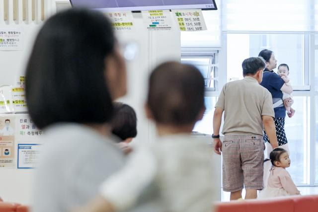 지난달 24일 서울의 한 어린이병원이 호흡기 질환을 앓고 있는 어린이들과 보호자들로 붐비고 있다. 뉴스1