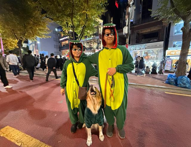 핼러윈 데이를 앞둔 26일 서울 마포구 홍대 걷고 싶은 거리에서 핼러윈 분장을 한 부부와 반려견이 포즈를 취하고 있다. 허유정 기자