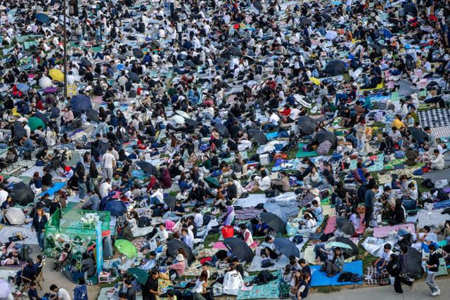 5일 서울 영등포구 여의도한강공원이 2024 서울세계불꽃축제를 찾은 관람객들로 붐비고 있다. 뉴시스