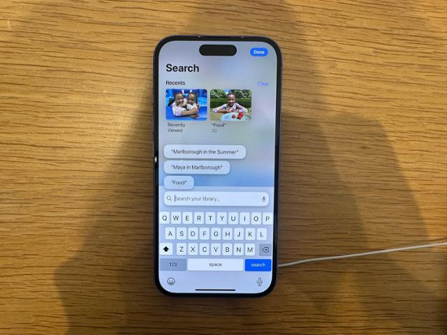 애플 인텔리전스가 들어오면서 사진 애플리케이션에서는 자연어 검색이 가능해졌다. 스크롤을 손가락으로 내리는 대신 '말보로에 있는 마야처럼 찾고자 하는 사진 설명을 입력하면 사진을 검색할 수 있다. 실리콘밸리=이서희 특파원
