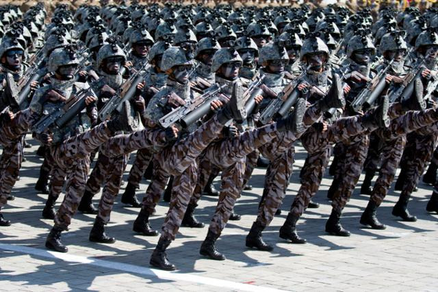 북한군 병사들이 2018년 9월 9일 평양에서 열린 정권 수립 70주년 기념식에서 단체 행진을 하고 있다. 평양=AP 연합뉴스