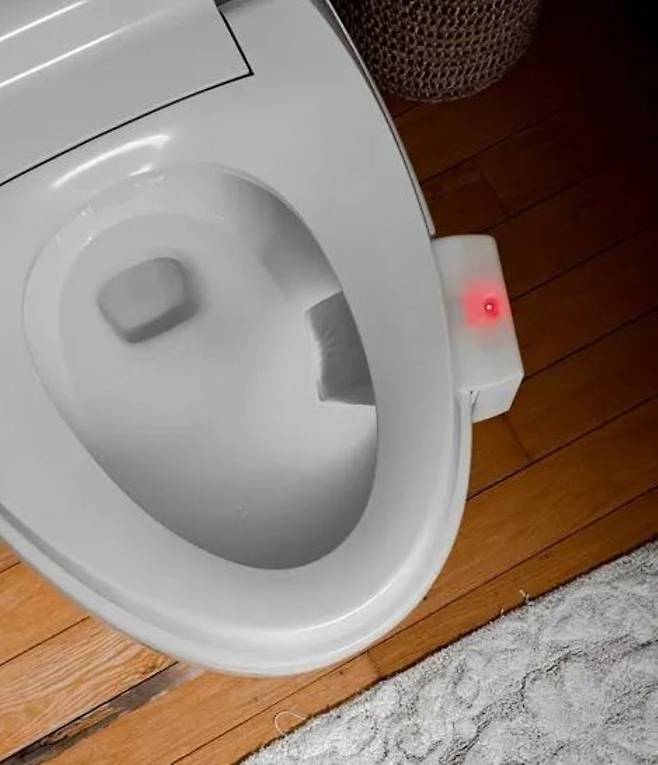 사진설명=변기에 설치된 사용자의 대변 상태를 촬영해 건강 상태를 분석하는 카메라./사진=뉴욕포스트 제공