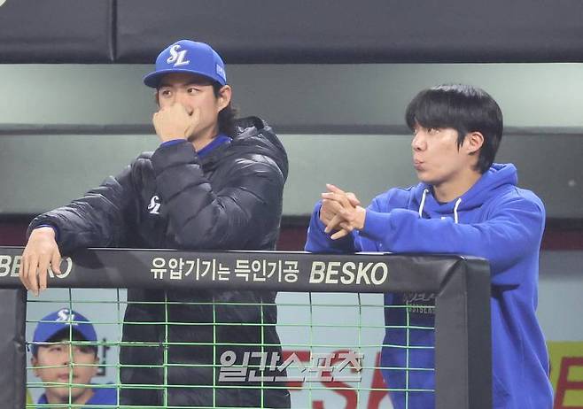 2024 프로야구 KBO 포스트시즌 KIA타이거즈와 삼성라이온즈의 한국시리즈(KS) 5차전 경기가 28일 오후 광주 기아챔피언스필드에서 열렸다. 8회초 1사 2루 찬스를 맞은 삼성 더그아웃에서 구자욱과 원태인이 경기를 지켜보고 있다. 광주=김민규 기자 mgkim1@edaily.co.kr /2024.10.28/