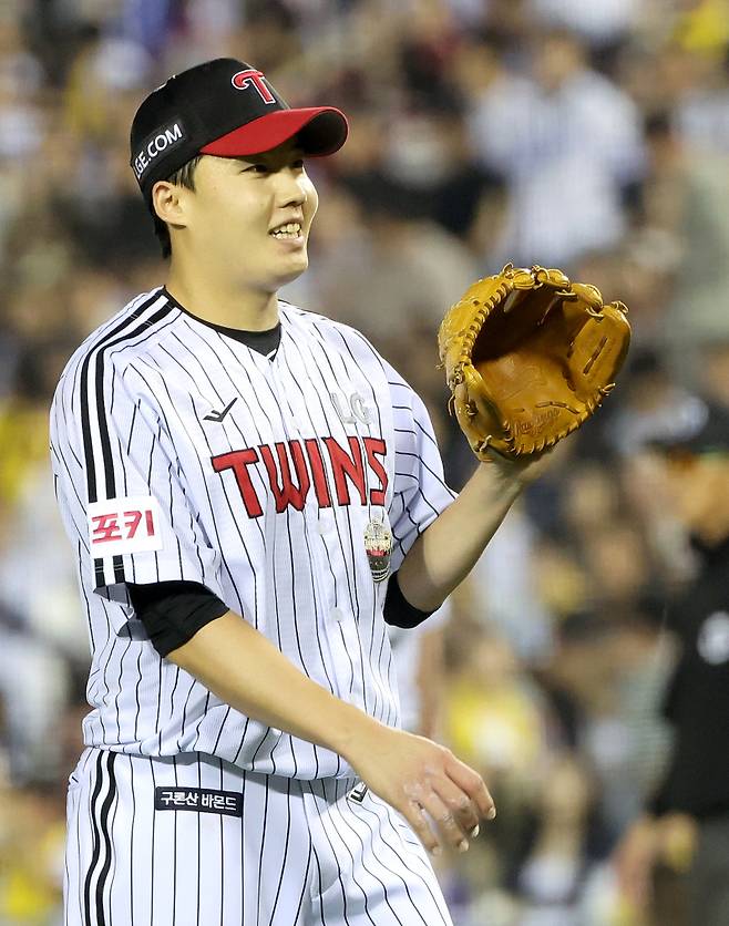 2024 프로야구 KBO 포스트시즌 LG트윈스와 삼성라이온즈의 플레이오프(PO) 3차전 경기가 17일 오후 서울 잠실야구장에서 열렸다. 4회초 1사 1루 디아즈의 타구가 폴대를 살짝 벗어나는 파울 홈런이 되자 임찬규가 웃고 있다. 잠실=김민규 기자 mgkim1@edaily.co.kr /2024.10.17/