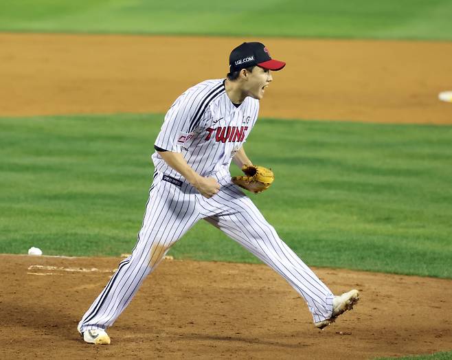 17일 오후 잠실야구장에서 열린 삼성라이온즈와 LG트윈스의 2024 신한쏠뱅크 KBO포스트시즌 플레이오프 3차전. LG 선발 임찬규가 4회 2사 1, 3루서 삼성 강민호를 삼진으로 돌려 세우고 이닝을 마치며 환호하고 있다. 잠실=정시종 기자 capa@edaily.co.kr /2024.10.17.