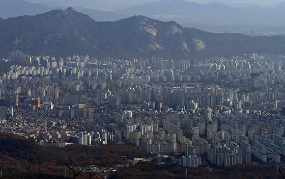 디딤돌대출 정책이 갈짓자 행보를 보이면서 수요자들은 물론 전문가들 사이에서도 논란이 일고 있다. 특히 수도권 수요자들의 불만이 커질 수 있다는 지적이 나온다. 사진은 서울 북한산에서 바라본 서울 아파트 전경.