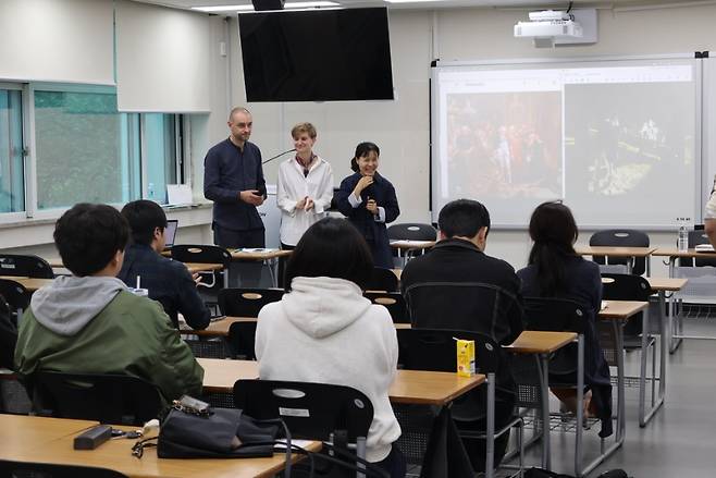 두 작가는 제주에 머무는 동안 제주대학교 미술대학 학생들을 대상으로 17일 특별강연을 진행했다. (제주비엔날레 사무국)