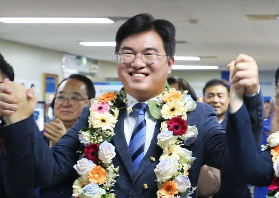 정준호 더불어민주당 광주 북구갑 국회의원 후보가 4월 10일 오후 총선 개표 결과 당선이 확정되자 지지자들과 손을 맞잡고 기뻐하고 있다. 뉴스1