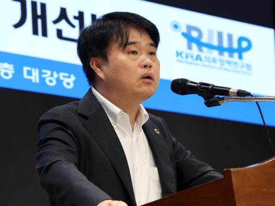 임현택 대한의사협회장이 지난 15일 오후 서울 용산구 대한의사협회 회관 대강당에서 열린 '의료정책연구원 의료정책포럼'에서 격려사를 하고 있다. 뉴스1