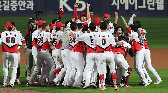 28일 오후 광주 기아챔피언스필드에서 열린 프로야구 '2024 신한 SOL 뱅크 KBO 포스트시즌' 한국시리즈 5차전 삼성 라이온즈와 기아(KIA)타이거즈의 경기에서 7대5으로 승리하며 시리즈 전적 4대1로 통합 우승을 차지한 KIA 선수들이 자축하고 있다. / 사진=뉴스1