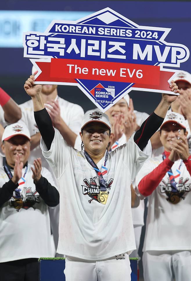 28일 광주 기아챔피언스필드에서 2024 신한 SOL뱅크 KBO 포스트시즌 한국시리즈 우승팀 KIA 타이거즈 선수들이 시상식을 하는 가운데 한국시리즈 MVP로 선정된 김선빈이 기념 촬영하고 있다. 연합뉴스