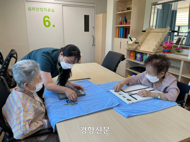 내년도 장기요양보험료율이 올해와 동일하게 소득의 0.9182%로 동결됐다. 경향신문 자료사진