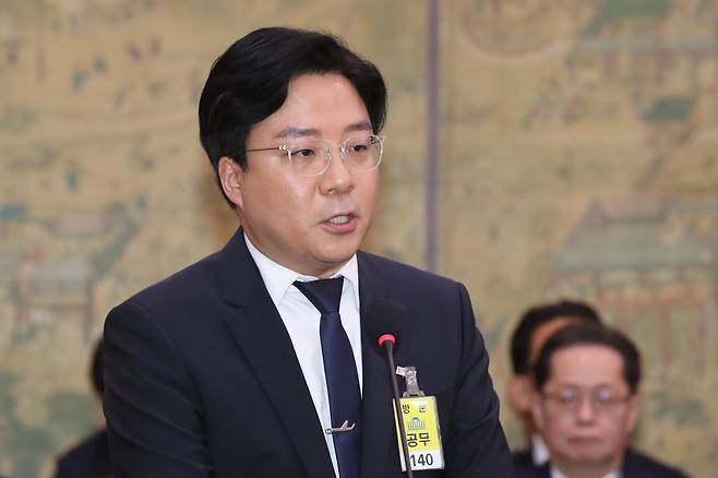 HYBE's COO Kim Tae-ho speaks during a National Assembly audit on Oct. 24. [NEWS1]