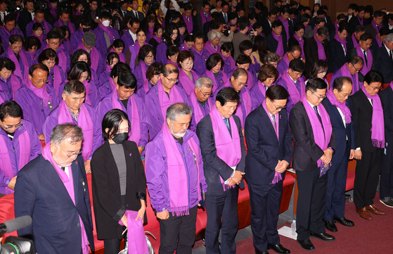 Bereaved family members of the Itaewon crowd crush and lawmakers pay silent tribute to the victims at a memorial ceremony held at the National Assembly in western Seoul on Tuesday. [YONHAP]