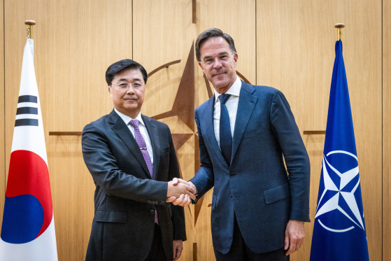 Hong Jang-won, left, first deputy director of the National Intelligence Service, shakes hands with NATO Secretary General Mark Rutte Monday at the NATO headquarters in Brussels. hong led a South Korean delegation to Belgium to brief NATO officials. [YONHAP]