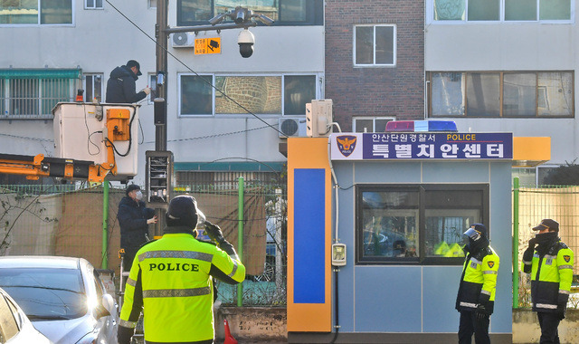 28일 아동 성폭행범 조두순이 이사를 한지 사흘이 지났지만, 법무부, 경찰과 안산시의 소통 부재로 조씨를 감시해야 할 특별치안센터 부지 선정이 현재까지 이뤄지지 않고 있다. 사진은 이사 전 조두순 거주지 인근에서 운영되던 특별치안센터 사진. 경기일보DB