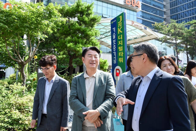 김동근 의정부시장이 용현산업단지 구조 고도화를 위해 서울산업단지를 방문해 관계자들로부터 설명을 듣고 있다. 의정부시 제공