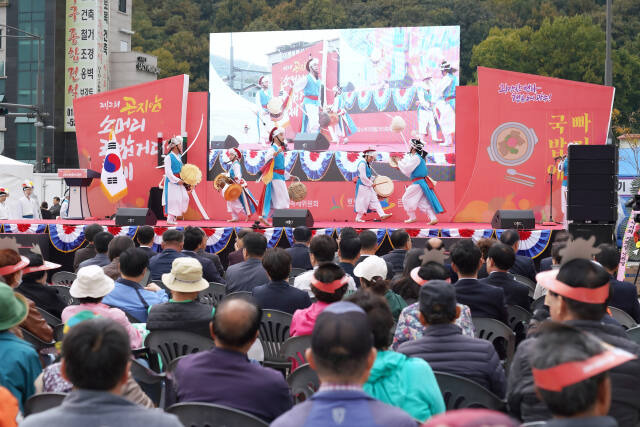 지난 27일 경기 광주시 곤지암역 인근에서 열린 ‘제2회 곤지암 소머리국밥 거리 축제’에 참석한 시민들이 광지연 농악단의 신명나는 무대를 즐기고 있다. 광주시 제공