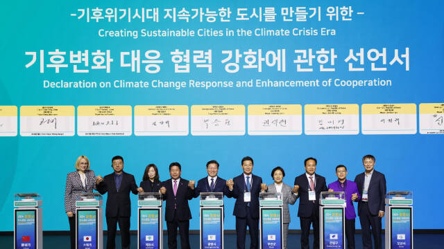 29일 광명시 일직동 아이벡스 스튜디오에서 열린 ‘2024 상호연결도시와 함께 하는 광명시 탄소중립 국제포럼’에서 박승원 광명시장과 이권재 오산시장, 김창수 제천시장, 권익현 부안군수, 김미경 은평구청장 등이 참석자들과 기념촬영을 하고 있다. 광명시 제공