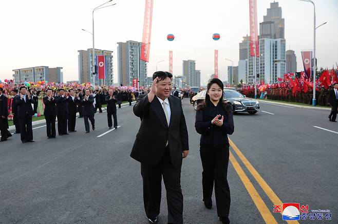 북한 수도 평양의 북쪽에 새로운 거리인 '전위거리'가 완공돼 베일을 벗었다. 조선중앙통신은 김정은 국무위원장이 지난 14일 전위거리 준공식에 참석했다고 15일 보도했다. 김 위원장은 야간에 열린 준공식에서 직접 준공 테이프를 끊으면서 건설에 참여한 청년들을 격려했다. 김주애가 공개석상에 등장한 것은 지난 3월 15일 항공육전병부대(공수부대) 훈련 지도와 강동종합온실 준공식에 참석한 이후 두 달 만이다. [국내에서만 사용가능. 재배포 금지. For Use Only in the Republic of Korea. No Redistribution] 연합뉴스