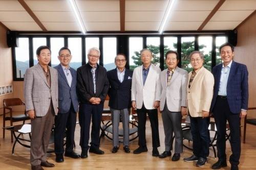 여야 골프 대결을 펼친 원로 정치인 8명이 기념촬영을 했다. [사진=JTBC골프 제공]