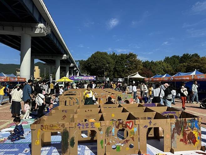 [통영=뉴시스] 신정철 기자= 통영시국공립·법인어린이집연합회(회장 조수정)는 지난 26일, 미수해양공원에서 통영시 관내 어린이집 이용 아동을 포함, 영유아 500여 명과 부모들이 참여한 가운데 제3회 통영 어린이 낙서놀이 축제 행사를 개최했다.사진은 낙서놀이 축제 현장 모습.(사진=통영시 제공).2024.10.28. photo@newsis.com *재판매 및 DB 금지