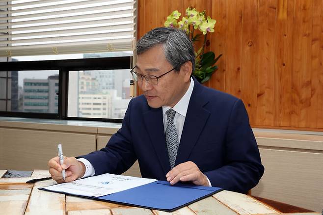 [서울=뉴시스] 정근식 서울시교육감이 18일 '서울학습진단치유센터(가칭) 기본 계획'을 1호로 결재하고 있다. (사진=서울시교육청 제공) 2024.10.18. *재판매 및 DB 금지