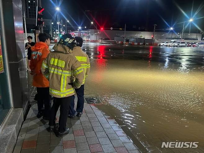 [과천=뉴시스] 양효원기자 = 지난 7월22일 저녁 경기 과천시 갈현삼거리 부근이 폭우로 침수되어 있다.(사진=경기도소방재난본부 제공) 2024.7.23. hyo@newsis.com  *재판매 및 DB 금지