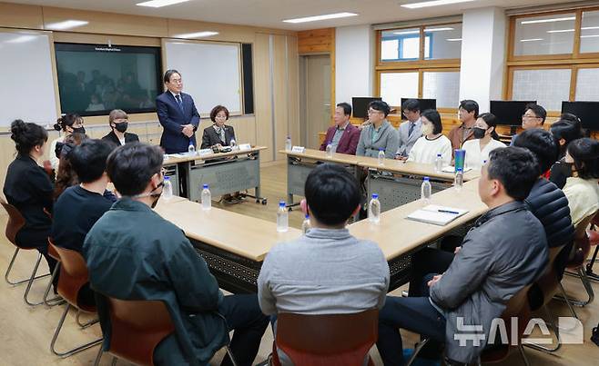 [전주=뉴시스] 서거석 전북특별자치도교육감은 29일 교권침해 현장인 전주A초등학교를 방문해 학교 교직원과 학부모들을 만나 악성 민원에 대해 엄정 대응을 약속했다. 2024.10.29 (사진= 전북자치도교육청 제공)  *재판매 및 DB 금지