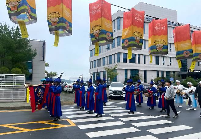 27일 마산가고파국화축제 드림퍼레이드가 펼쳐지고 있다. 창원시 제공