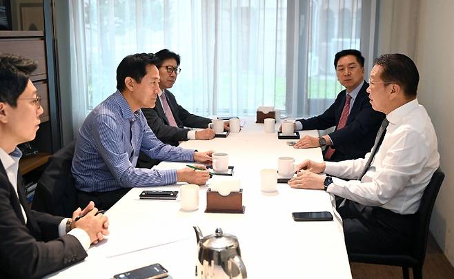 국민의힘 오세훈 서울시장과 박형준 부산시장, 권영세 국민의힘 의원, 김기현 국민의힘 의원이 29일 서울 시내 한 식당에서 조찬 간담회를 하고 있다. 서울시 제공