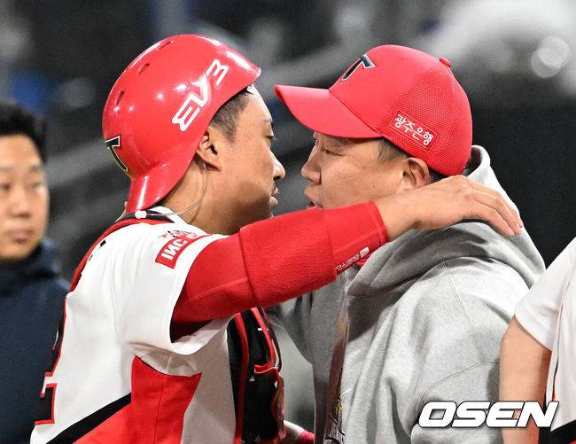 [OSEN=광주, 이대선 기자] KIA 타이거즈가 불패의 12번째 우승을 달성했다.&nbsp;KIA는 28일 광주-기아 챔피언스필드에서 열린 삼성 라이온즈와의 2024 신한은행 SOL 뱅크 KBO 한국시리즈 5차전에서 접전끝에 7-5로 승리했다.&nbsp;선발 양현종이 홈런 3개를 맞고 5실점했으나 두터운 불펜이 무실점으로 막고 추격전을 벌였다.최형우의 홈런포함 2타점, 김태군의 역전타와 박찬호의 귀중한 쐐기타가 나왔다. 시리즈&nbsp;4승1패로 우승의 감격을 누렸다.&nbsp;KIA 이범호 감독이 김태군과 우승의 기쁨을 나누고 있다. 2024.10.28 / sunday@osen.co.kr