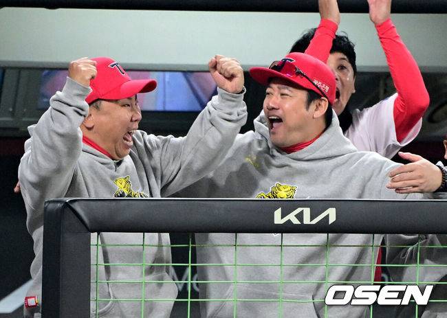 [OSEN=광주, 최규한 기자] KIA 타이거즈가 불패의 12번째 우승을 달성했다.&nbsp;KIA는 28일 광주-기아 챔피언스필드에서 열린 삼성 라이온즈와의 2024 신한은행 SOL 뱅크 KBO 한국시리즈 5차전에서 접전끝에 7-5로 승리했다.&nbsp;선발 양현종이 홈런 3개를 맞고 5실점했으나 두터운 불펜이 무실점으로 막고 추격전을 벌였다.&nbsp;최형우의 홈런포함 2타점, 김태군의 역전타와 박찬호의 귀중한 쐐기타가 나왔다. 시리즈&nbsp;4승1패로 우승의 감격을 누렸다.&nbsp;우승을 거머쥔 KIA 이범호 감독이 환호하고 있다. 2024.10.28 / dreamer@osen.co.kr