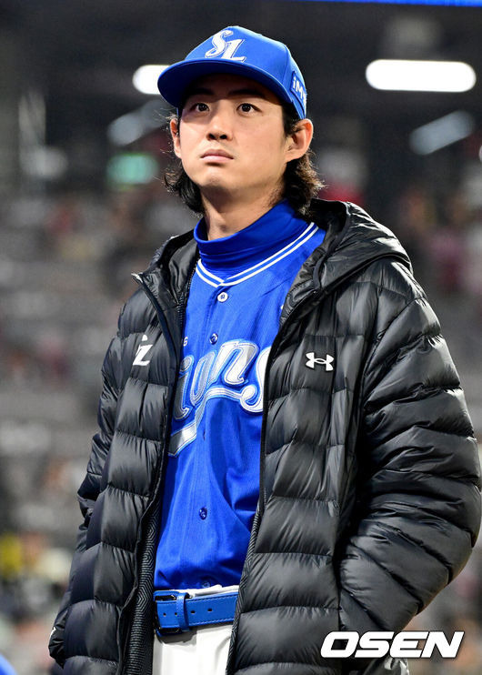 [OSEN=광주, 최규한 기자] 28일 광주 기아챔피언스필드에서 ‘2024 신한 SOL뱅크 KBO 한국시리즈’ 5차전 KIA 타이거즈와 삼성 라이온즈의 경기가 열렸다.KIA는 양현종, 삼성은 이승현를 선발 투수로 내세웠다.경기를 앞두고 삼성 구자욱이 생각에 잠겨 있다. 2024.10.28 / dreamer@osen.co.kr