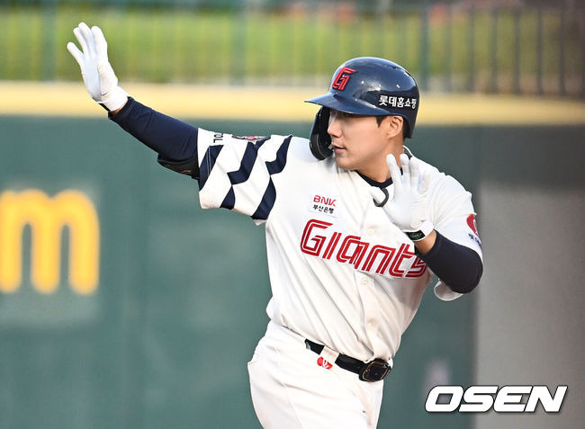 [OSEN=울산, 이석우 기자] 29일 울산 문수야구장에서 2024 울산-KBO Fall League 롯데 자이언츠와 NC 다이노스의 결승 경기가 열렸다. 롯데 자이언츠는 현도훈이 선발 출전하고 NC 다이노스는 이용준이 선발 출전했다. 롯데 자이언츠 추재현이 5회말 2사 1,3루 역전 2타점 2루타를 치고 환호하고 있다. 2024.10.29 / foto0307@osen.co.kr