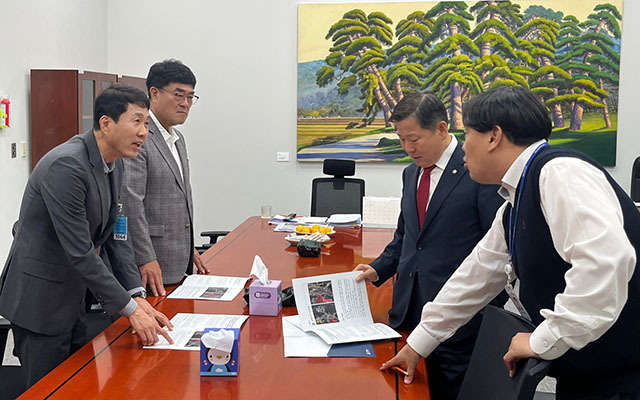 ▲박상수 삼척시장은 지난 28일 국회를 찾아 지역출신 이철규 의원에게 내년도 국비 확보 및 지역 현안 해결에 적극적인 협조를 요청하고 있다. ⓒ삼척시