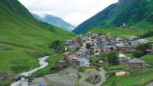 조지아에서 가장 높은 봉우리 쉬카라 기슭에 자리한 우쉬굴리 마을의 아름다운 전경. 지리적으로 고립되어 있어서 중세의 코시키를 비롯한 세월의 흔적이 고스란히 담겨 있다.