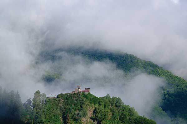 운무에 둘러싸인 이프랄리마을.